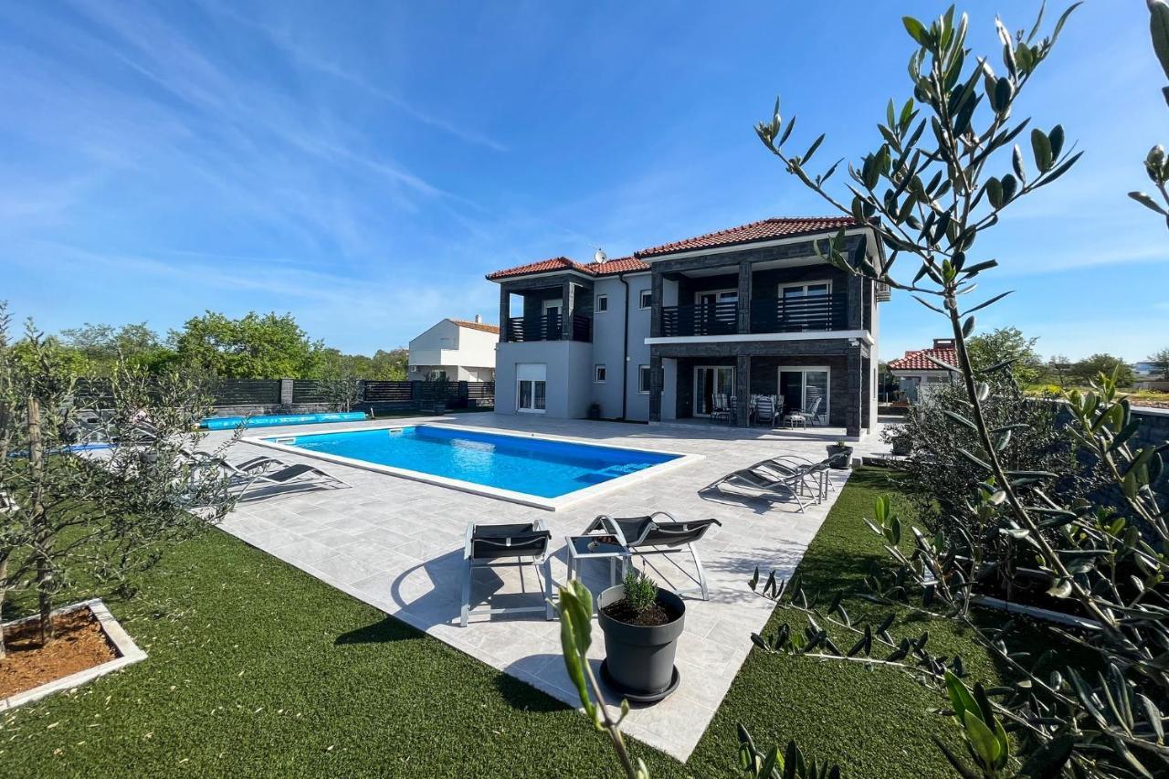 Modern Freya With Heated Swimming Pool, Murvica Villa